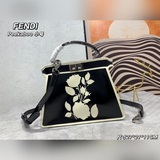 小號 FENDIIconic  eekaboo ISeeU小號手袋，帆布和漆皮