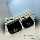 包包采用女性化弧形線條設計，配加長版翻蓋，點綴金屬FF标志。光滑牛皮材質，點綴壓