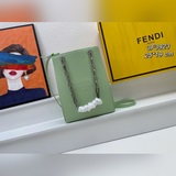小號 官網最新盒子包0Fendi ack小號手提袋，光滑乳白色皮革材質。飾有同