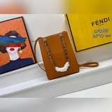 小號 官網最新盒子包0Fendi ack小號手提袋，光滑乳白色皮革材質。飾有同