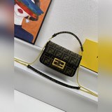 Fendi複古潮，老花雙F 翻蓋斜挎手提包，繡線設計、搭配可拆卸鍊條長肩帶及手提