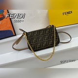 Fendi Baguette棕色提花FF布料手拿包，配有可拆卸細鍊條，可手拿或腋