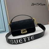 FENDI 火爆經典Baguette ，原材料采用帆布高級工藝打造，整隻包雙FF