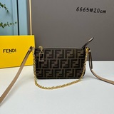 Fendi Baguette棕色提花FF布料手拿包，配有可拆卸細鍊條，可手拿或腋