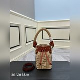 Fendi Mon Tresor淺藍色牛仔布迷你手袋，飾有FF刺繡水桶包，淺藍色