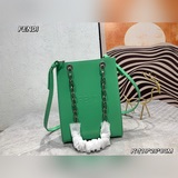 Fendi  ack小號手提袋，光滑牛皮材質。飾有同色系凸紋光面FENDI RO