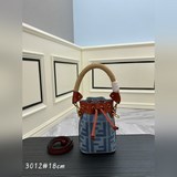 Fendi Mon Tresor淺藍色牛仔布迷你手袋，飾有FF刺繡水桶包，淺藍色