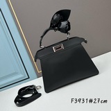 Fendi官網最新标志性 eekabooiSeeU手袋，小巧可人。柔軟納帕皮材質