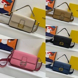 Fendi Baguette中號法棍手袋，采用頭層牛皮材質，手工裝飾縫線。綴以F