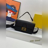 Fendi Baguette中號法棍手袋，采用頭層牛皮材質，手工裝飾縫線。綴以F