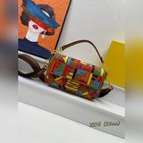 .芬迪早春最新彩F刺繡法棍包Baguette法棍包經典百搭、出場率特别高；用