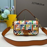.芬迪早春最新彩F刺繡法棍包Baguette法棍包經典百搭、出場率特别高；用