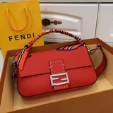 F家又一個火爆款來襲尤物～ Fendi 春夏最新手縫蠟線法棍包中號手提包 采用進