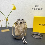 MM官網FENDI官網最新迷你水桶包！刺繡布配皮材質，飾有Fendi圖案和同色系