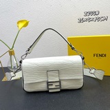 Fendi 牛皮鳄魚紋 法棍包 采用牛皮鳄魚紋材質，經典的法棍包，原版五金開模，