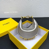 （鍊條30）迷你尺寸Nano Fendigra hy新包，采用爆裂皮紋牛皮，拉鍊