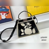 【配盒】fendi标志性 eekaboo小號手袋，黑色帆布和漆皮材質，刻有顯示