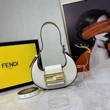 月亮款（牛角包）出貨……Fendi Cookie迷你 新月包，采用柔軟的小牛皮
