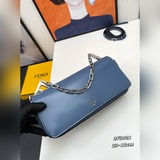 配盒子、官網最新FENDI家的First Sight手拿包采用光面牛皮材質，飾有