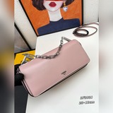 配盒子、官網最新FENDI家的First Sight手拿包采用光面牛皮材質，飾有