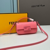fendi baguette手機包配盒子俏皮可愛，很有夏天的味道，放大屏手機