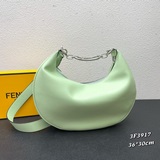 中號新月包，牛皮材質，于腋下背攜時可看見金色金屬fendi字樣。拉鍊開合，設有布