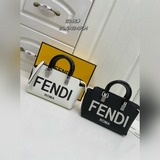 Fendi By The Way Boston迷你手袋，皮革材質，飾有燙印FEN