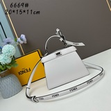 FENDI 标志性 eekaboo ISeeU手袋，小巧可人。作為FENDI b