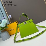 FENDI 标志性 eekaboo ISeeU手袋，小巧可人。作為FENDI b
