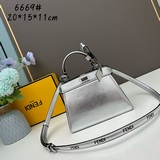 FENDI 标志性 eekaboo ISeeU手袋，小巧可人。作為FENDI b