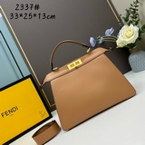 fendi   eekaboo iseeu大號 小貓包 采用牛皮材質，兩側飾
