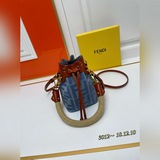 Fendi Mon Tresor淺藍色牛仔布迷你手袋，飾有FF刺繡水桶包，淺藍色