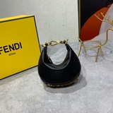 鍊條30FENDI ra hy腋下包，以月牙造型為特色，把經典金屬大Logo[