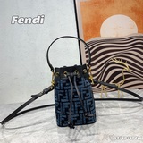 MM官網FENDI官網最新迷你水桶包！刺繡布配皮材質，飾有Fendi圖案和同色系