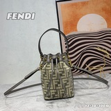 MM官網！！最新深灰色系！！FENDI官網最新迷你水桶包！刺繡布配皮材質，飾有F