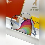 fendi官網最新時尚插畫   eekaboo iseeu小貓包 ，采用牛皮材質