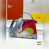 fendi官網最新時尚插畫   eekaboo iseeu小貓包 ，采用牛皮材質