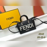 Fendi By The Way Boston迷你手袋，黑色皮革材質，飾有燙印F