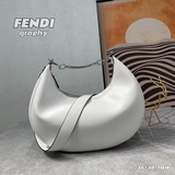 中號新月包，牛皮材質，于腋下背攜時可看見金色金屬FENDI字樣。拉鍊開合，設有布