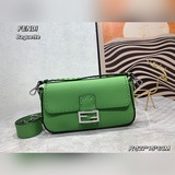 Fendi Baguette中號法棍手袋，卡其色Cuoio Romano頭層牛皮