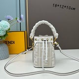 FendiMon Tresor小號水桶包，粉色帆布材質，飾有同色系FF浮凸圖案刺