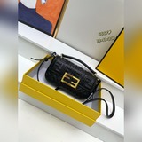 Fendi Baguette 羊皮 手機包斜挎小包Baguette智能手機包