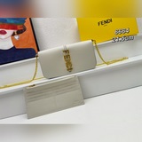 配盒子，原版Fendi 官網最新春夏通勤鍊條卡包，蓋頭搭配原版FENDI字母五
