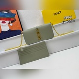 配盒子，原版Fendi 官網最新春夏通勤鍊條卡包，蓋頭搭配原版FENDI字母五