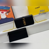 配盒子，原版Fendi 官網最新春夏通勤鍊條卡包，蓋頭搭配原版FENDI字母五