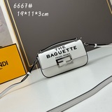 Fendi Baguette 小法棍 手機包出貨采用前翻蓋設計，配有FF磁鐵