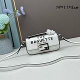 牛皮制造，baguette智能手機包采用前翻蓋設計，配有ff磁鐵紐扣開合∩拆卸肩