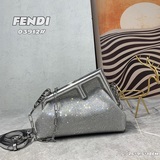Fendi First手袋，适合日間背攜，磨砂鑽石材質，配同色系漆皮超大號金屬F
