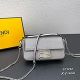 小號配盒子、2023早春官網最新FENDI BAGUETTE的單肩包又稱“法棍包