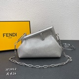 全新FENDIFirst鑽石夾子包來了設計師Kim Jones主導下，設計的第